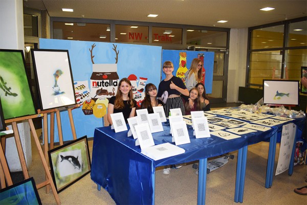 Stand der Schülerinnen und Schüler mit großformatigen Bildern, Graffitis, QR-Codes und Linoldrucken. Die Arbeiten konnten gegen eine Spende erworben werden.
